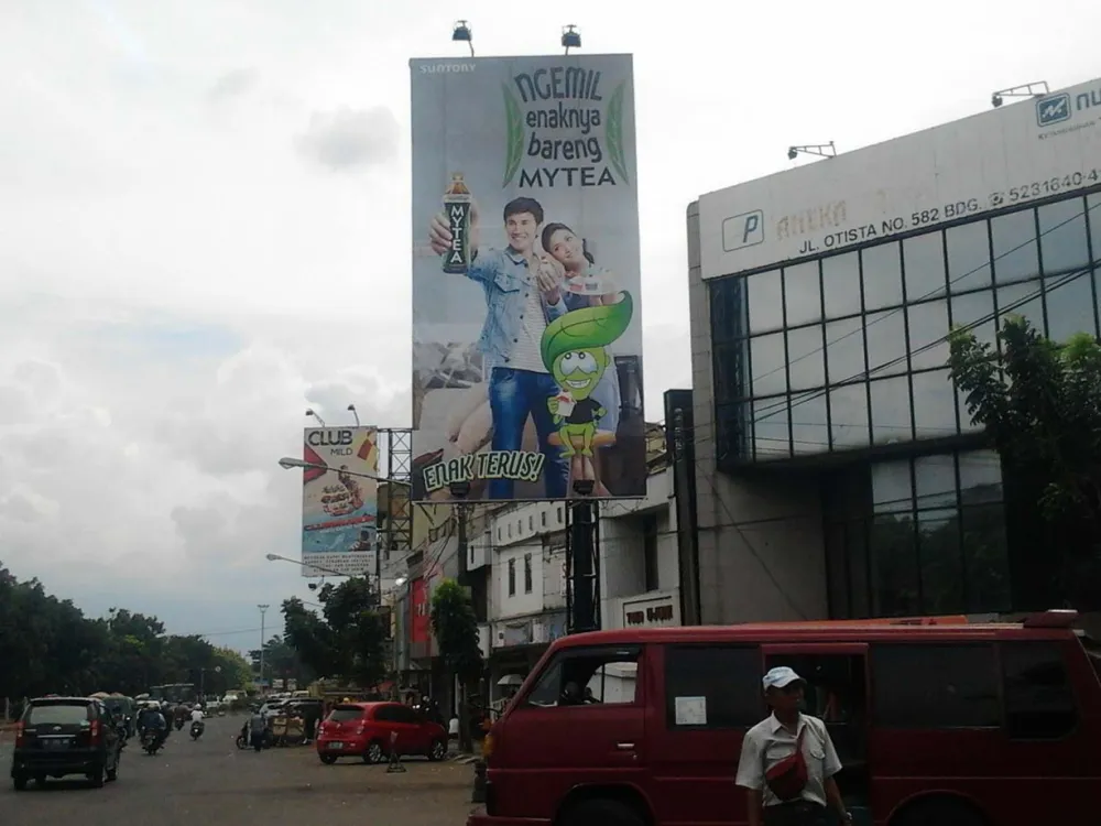 BILLBOARD Produk Garuda Food, Jl. Otto Iskandardinata (B), Bandung Produk_Garuda_Food_Jl_Otto_Iskandardinata_B_Bandung