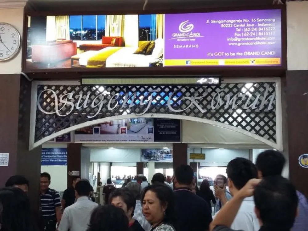 BILLBOARD Product Grand Candi, Ahmad Yani Airport (On Pillars of Arrival Domestic), Semarang Produk_Grand_Candi_Bandara_A_Yani_Pilar_ruang_tunggu_keberangkatan_Domestik_Semarang