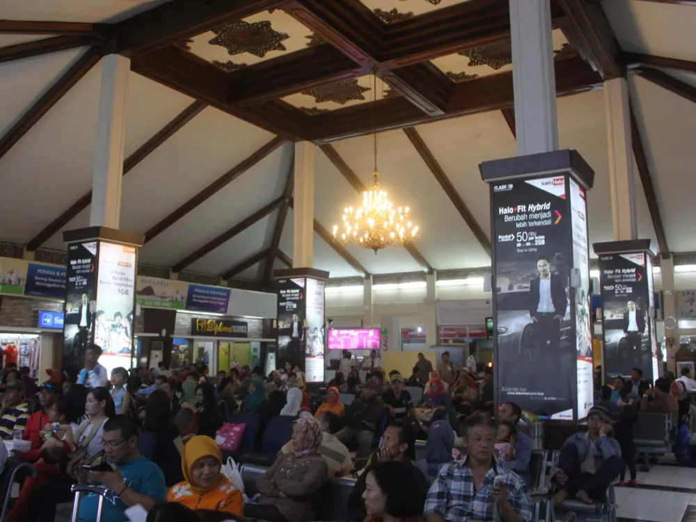 BILLBOARD Product Telkomsel, Ahmad Yani Airport (On Pillars of Arrival Domestic), Semarang Produk_Telkomsel_Bandara_A_Yani_Pilar_ruang_tunggu_keberangkatan_Domestik_Semarang