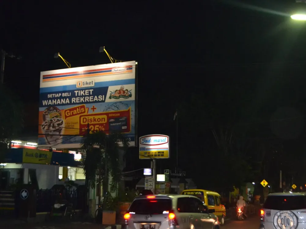 BILLBOARD Lok Billboard Indomaret Jl. A. Yani (Depan Alun-Alun), Sidoarjo, Surabaya (B) lok_bb_indomaret_jl_a_yani_dpn_alun_alun_sidoarjo_malam_a