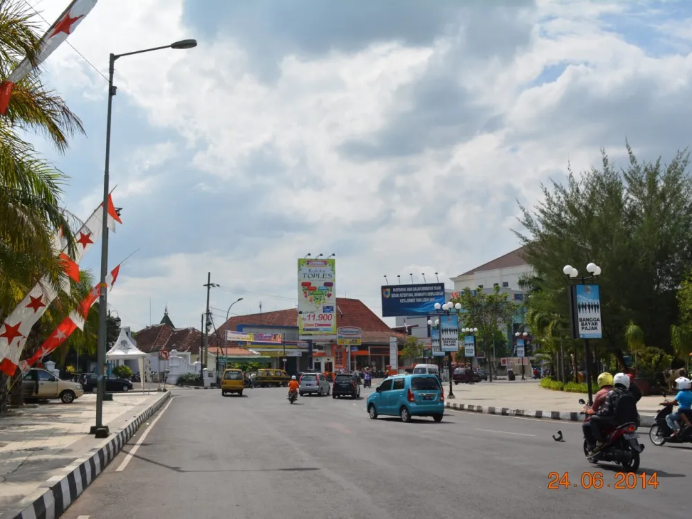 STATIC BILLBOARD Lok Billboard Indomaret Jl. Sultan Agung (depan Alun-Alun), Kota Jember lok_bb_indomaret_jl_sultan_agung_dpn_alun_alun_jember