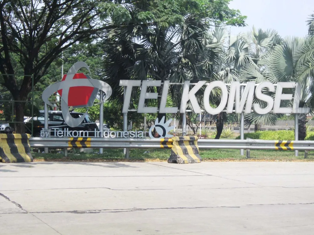 STATIC BILLBOARD Cikampek 4 product_telkomsel_lettering_rest_area_km_57_tol_cikampek