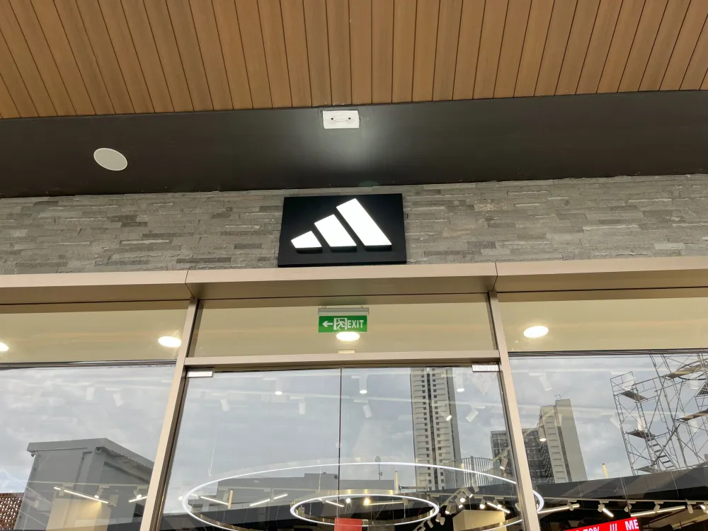 SIGNAGE Adidas 4 ~dl/2026/2/23/img_4689