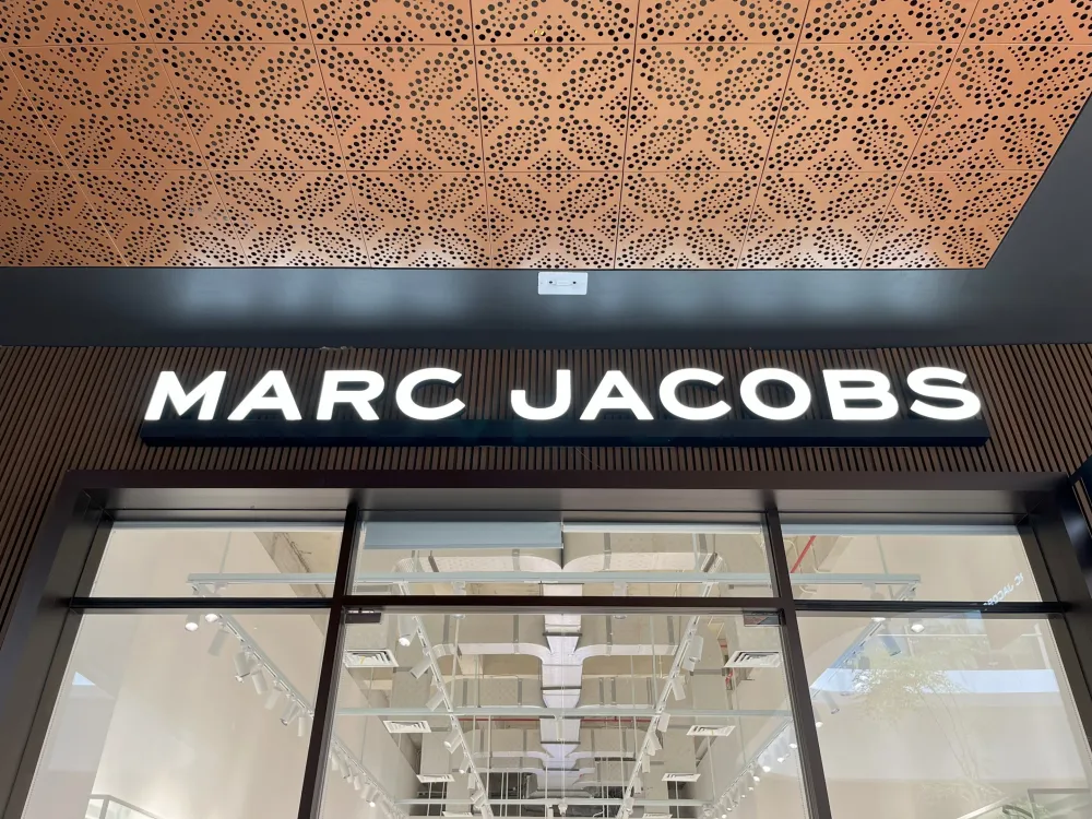 SIGNAGE Marc Jacobs 1 ~dl/2026/2/24/img_4773